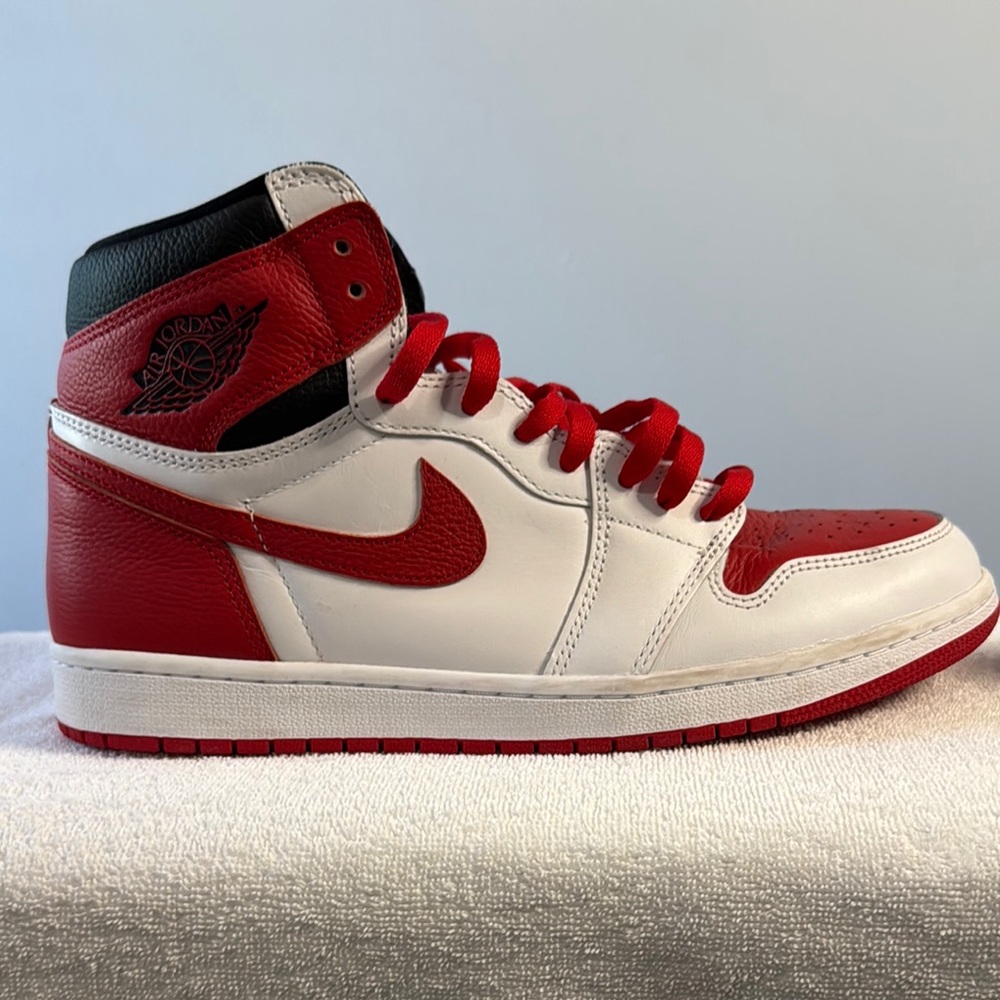 Nike Red and White Sneakers Iconic Design (Like new)